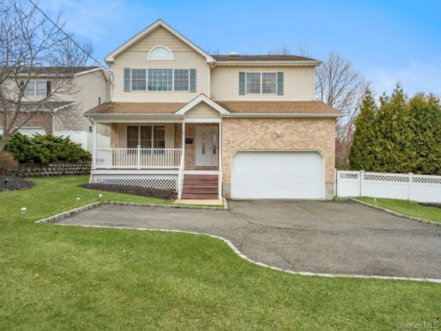 4 BR,  4.00 BTH &nbsp;Colonial style home in Plainview