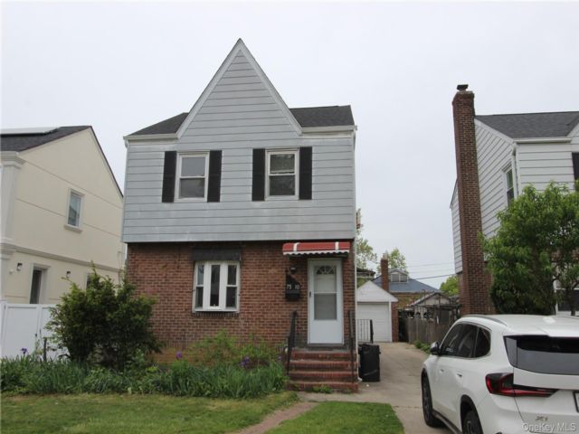  4 BR,  3.00 BTH &nbsp;Colonial style home in Fresh Meadows