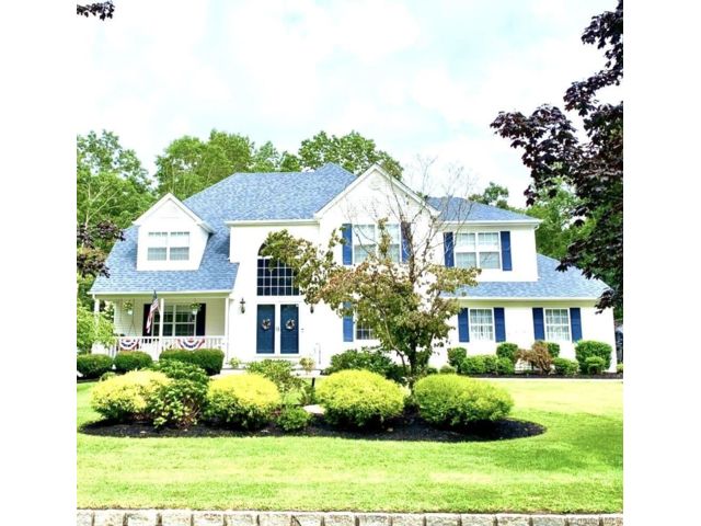  5 BR,  4.00 BTH &nbsp;Colonial style home in Manorville