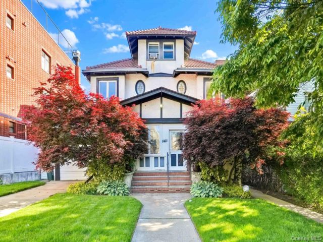  7 BR,  4.00 BTH &nbsp;Colonial style home in Kew Gardens