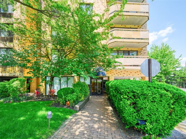 2 BR,  3.00 BTH &nbsp;Other style home in Great Neck