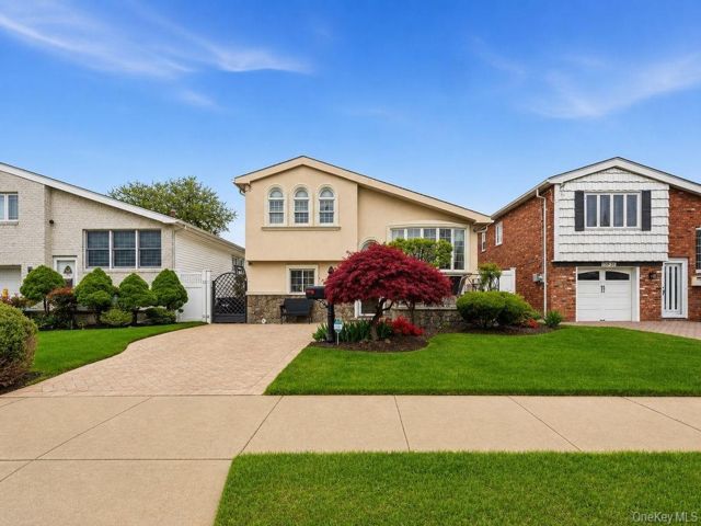  3 BR,  2.00 BTH &nbsp;Split ranch style home in Howard Beach