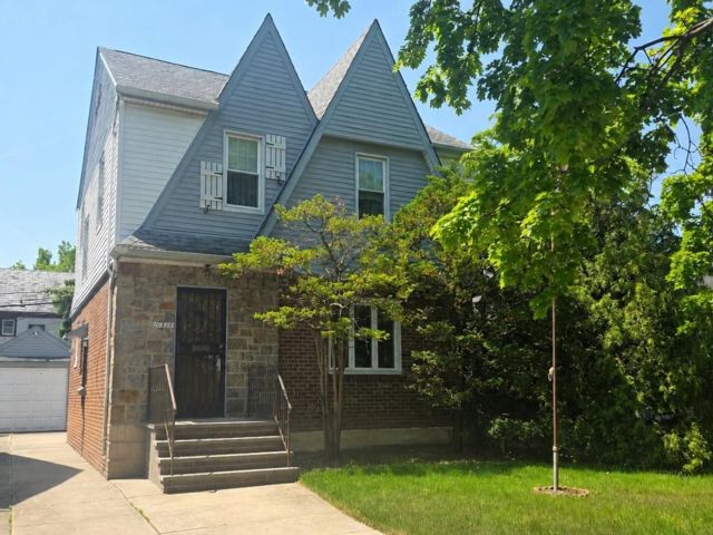  3 BR,  2.00 BTH &nbsp;Colonial style home in Flushing