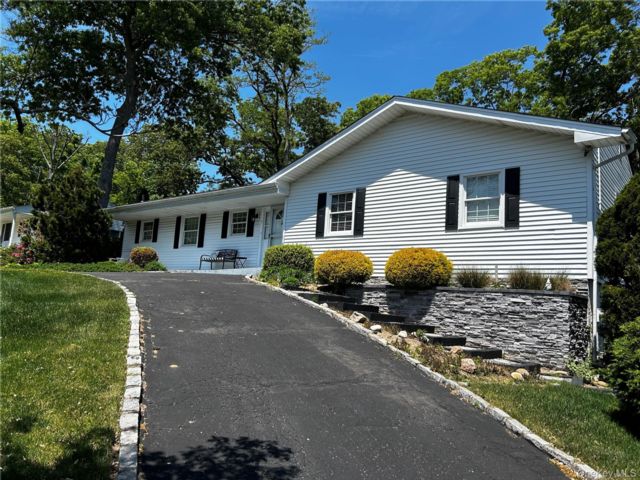  3 BR,  2.00 BTH &nbsp;Ranch style home in Nesconset