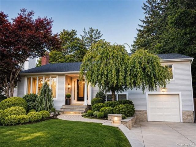  3 BR,  3.00 BTH &nbsp;Split level style home in Syosset