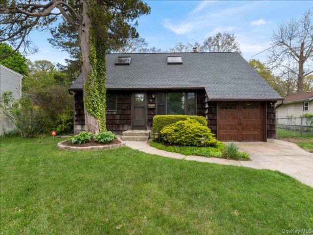  3 BR,  2.00 BTH &nbsp;Cape cod style home in Bay Shore