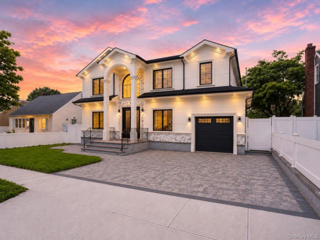  5 BR,  5.00 BTH &nbsp;Colonial style home in Hicksville