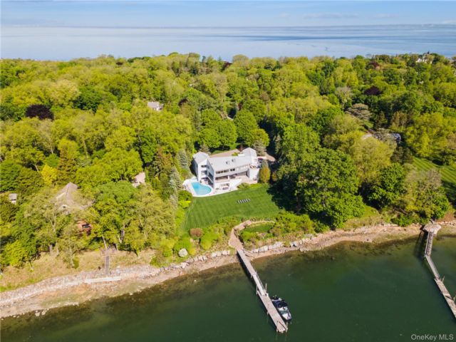  5 BR,  6.00 BTH &nbsp;Contemporary style home in Old Field