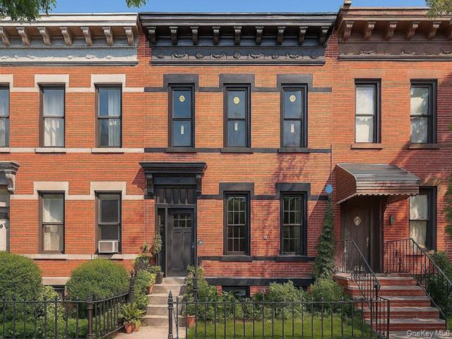  7 BR,  4.00 BTH &nbsp;House style home in Greenpoint