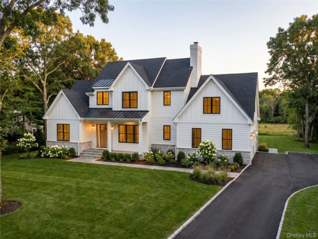  4 BR,  5.00 BTH &nbsp;Traditional style home in East Moriches