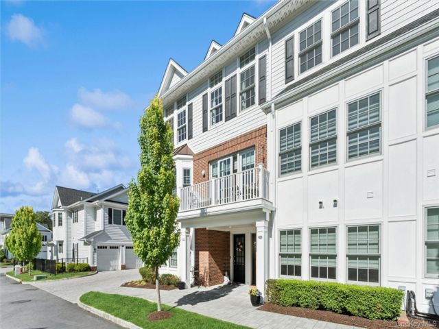  3 BR,  3.00 BTH &nbsp;Condo style home in Roslyn