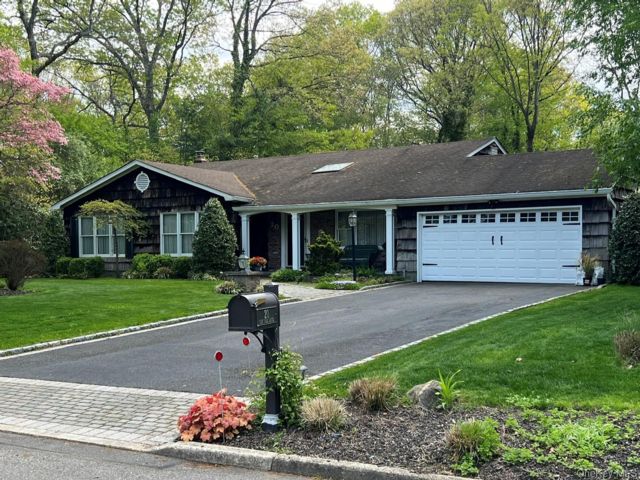  4 BR,  3.00 BTH &nbsp;Ranch style home in Smithtown