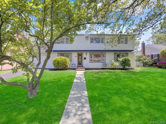  6 BR,  4.00 BTH &nbsp;Colonial style home in West Hempstead