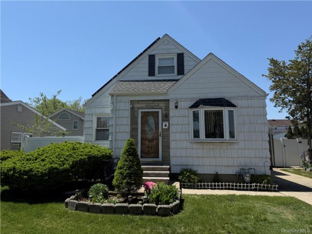  4 BR,  2.00 BTH &nbsp;Cape cod style home in Valley Stream