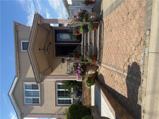  3 BR,  2.00 BTH &nbsp;Colonial style home in Rosedale
