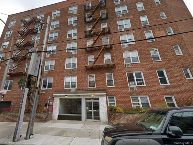  2 BR,  1.00 BTH &nbsp;Condo style home in Elmhurst