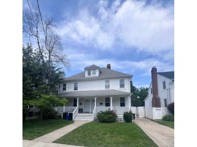  3 BR,  2.00 BTH &nbsp;Colonial style home in Babylon