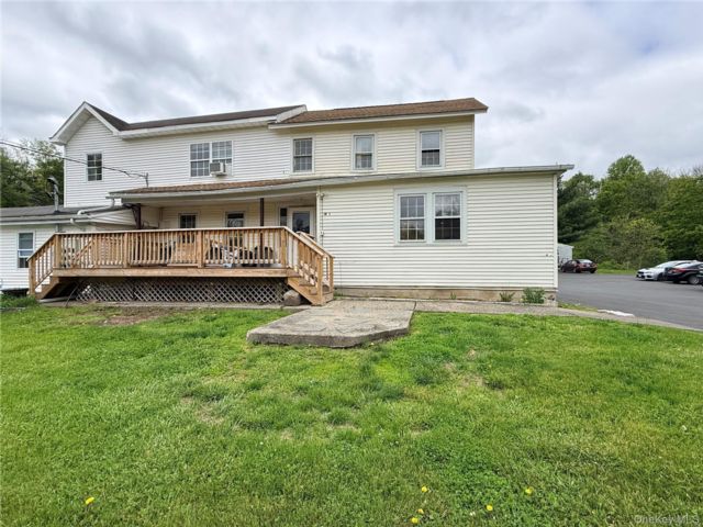  3 BR,  3.00 BTH &nbsp;Colonial style home in Greenville
