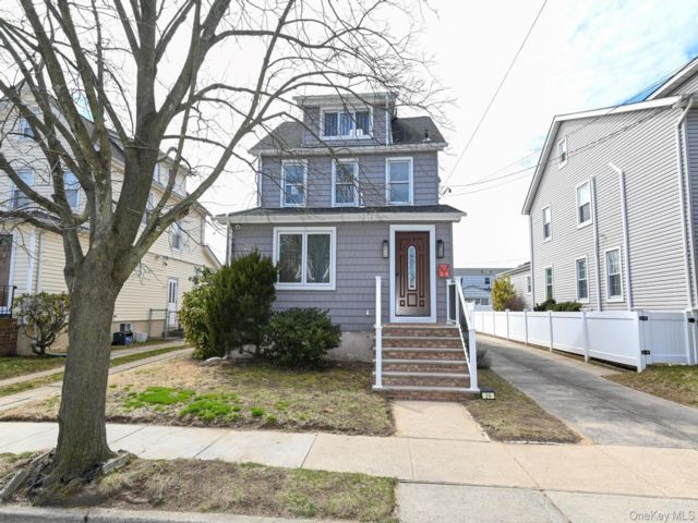 [Lynbrook Real Estate, listing number 7288888]