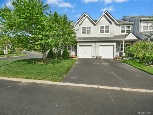  2 BR,  3.00 BTH &nbsp;Condo style home in Central Islip