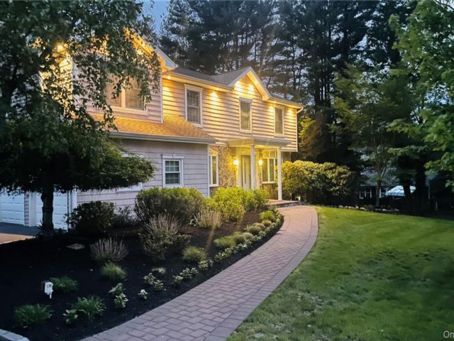  6 BR,  3.00 BTH &nbsp;Colonial style home in Mount Sinai
