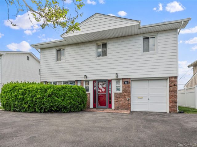  4 BR,  3.00 BTH &nbsp;Splanch style home in Lido Beach
