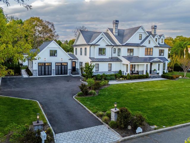  6 BR,  6.00 BTH &nbsp;Colonial style home in Dix Hills