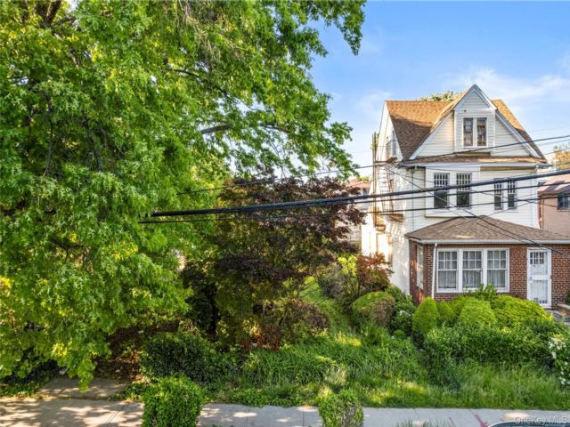 Studio,  3.00 BTH &nbsp;House style home in Flushing