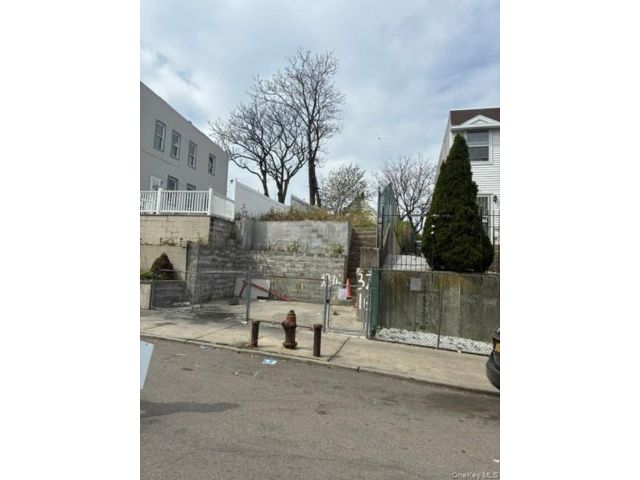 Lot <b>Size:</b>  &nbsp;House style home in East Elmhurst