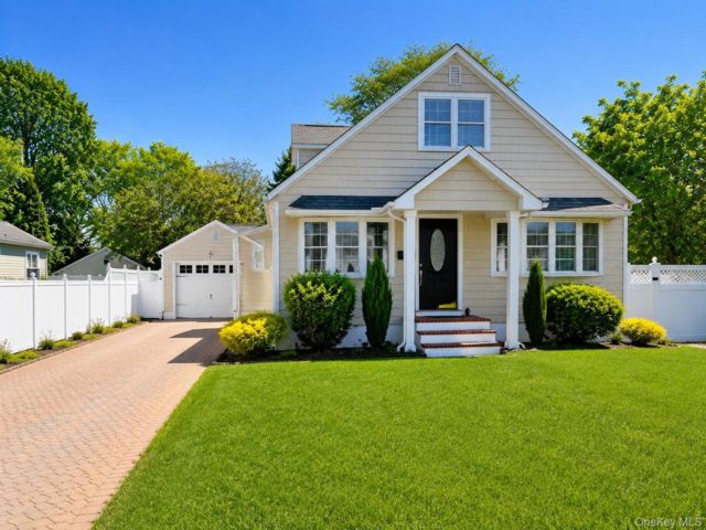  3 BR,  3.00 BTH &nbsp;Cape cod style home in West Babylon