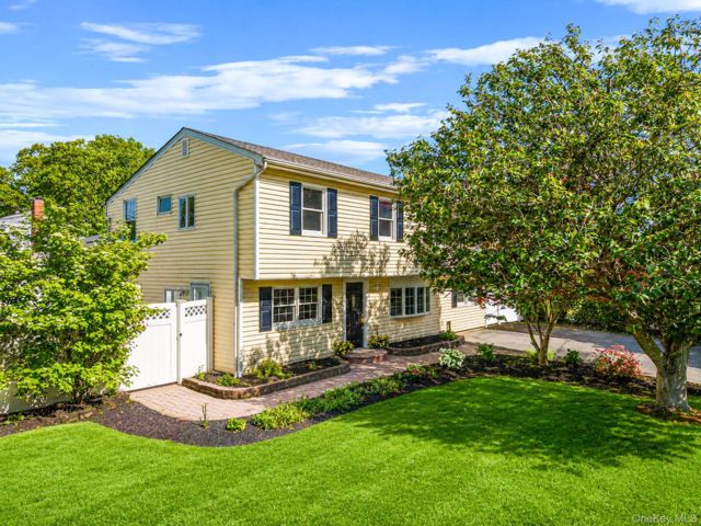  5 BR,  4.00 BTH &nbsp;Colonial style home in Port Jefferson Station