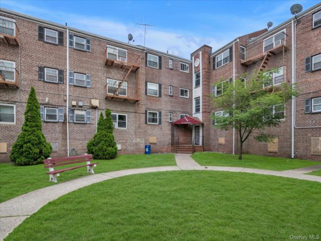  1 BR,  1.00 BTH &nbsp;Garden style home in Forest Hills