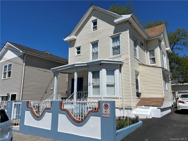  5 BR,  3.00 BTH &nbsp;Flats style home in Haverstraw