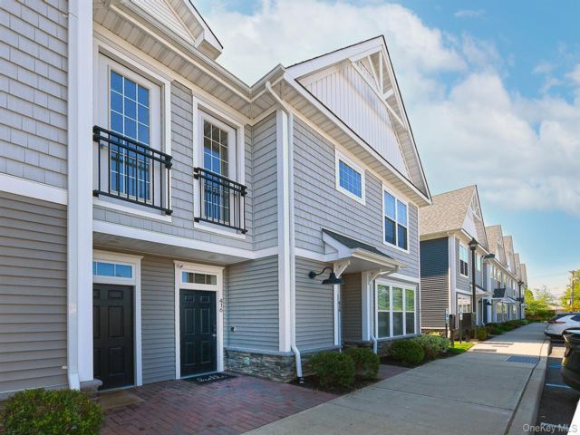  2 BR,  2.00 BTH &nbsp;Condo style home in East Meadow