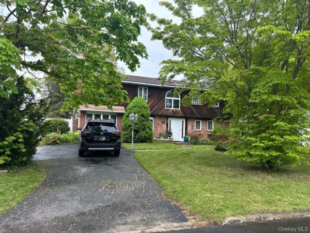  4 BR,  2.00 BTH &nbsp;Colonial style home in East Islip