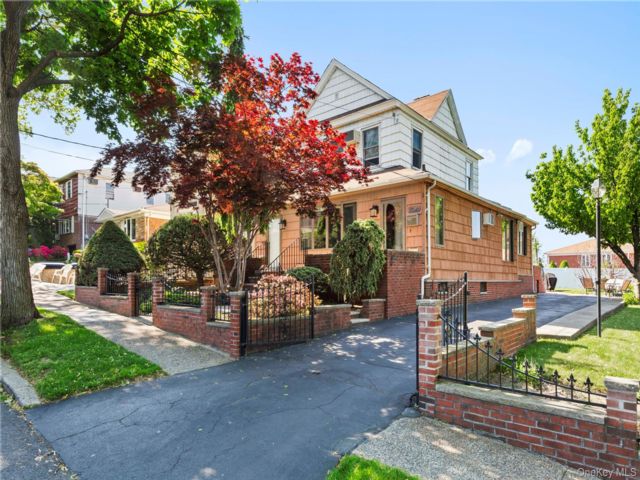 Studio,  0.00 BTH &nbsp;House style home in Whitestone