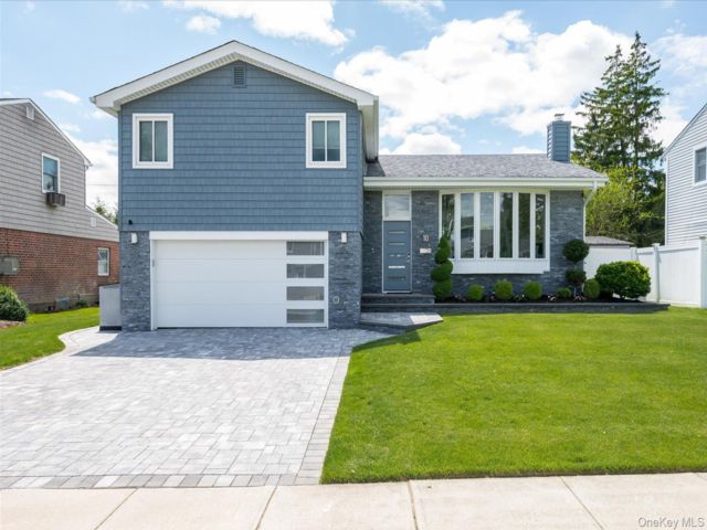  3 BR,  3.00 BTH &nbsp;Split level style home in Plainview
