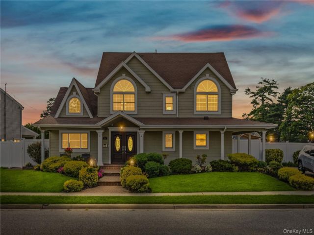  4 BR,  3.00 BTH &nbsp;Colonial style home in Levittown
