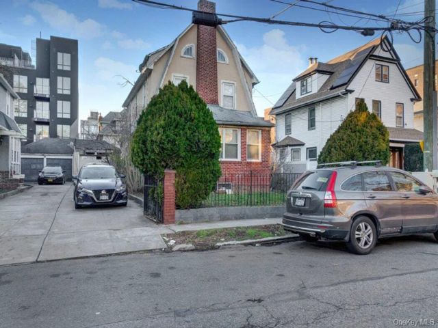 [Flatlands Real Estate, listing number 7289074]