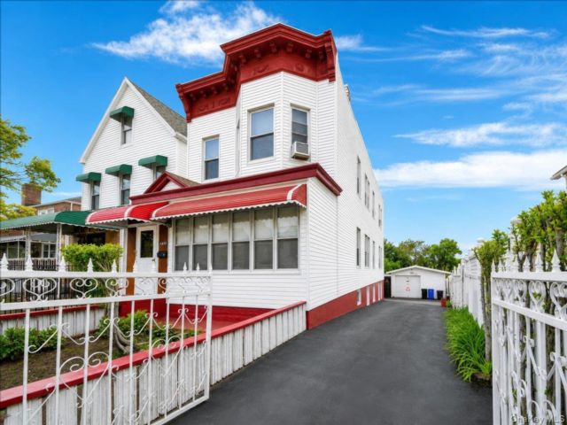  4 BR,  3.00 BTH &nbsp;Other style home in Woodlawn