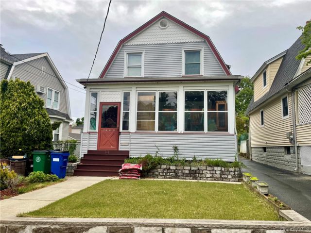  3 BR,  2.00 BTH &nbsp;A-frame style home in Tottenville