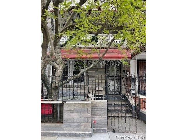  4 BR,  2.00 BTH &nbsp;Contemporary style home in Soundview