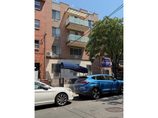  3 BR,  2.00 BTH &nbsp;Other style home in Flushing
