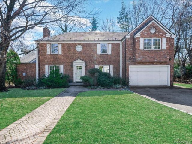  4 BR,  4.00 BTH &nbsp;Colonial style home in Great Neck