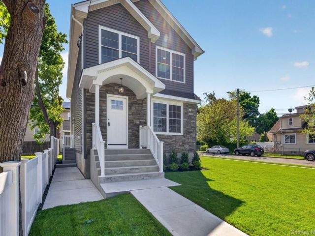  5 BR,  3.00 BTH &nbsp;Other style home in Hempstead