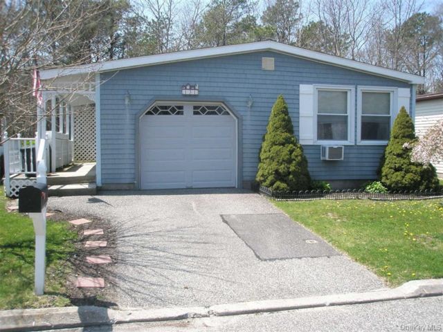  2 BR,  2.00 BTH &nbsp;Ranch style home in Manorville