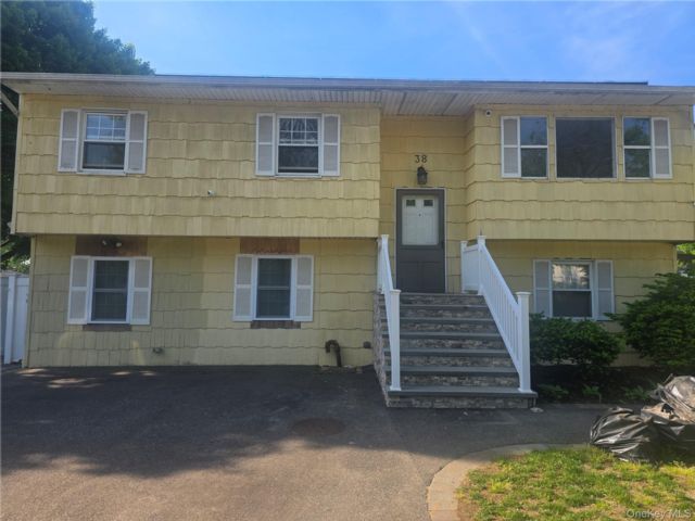  3 BR,  1.00 BTH &nbsp;Hi ranch style home in Central Islip