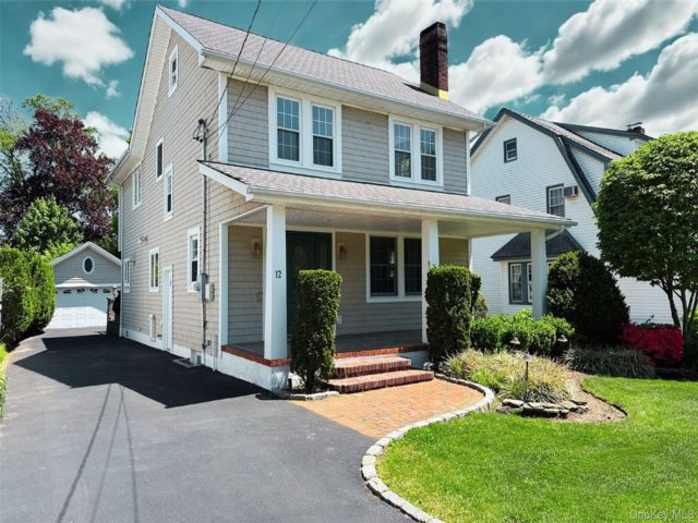  3 BR,  3.00 BTH &nbsp;Colonial style home in East Rockaway