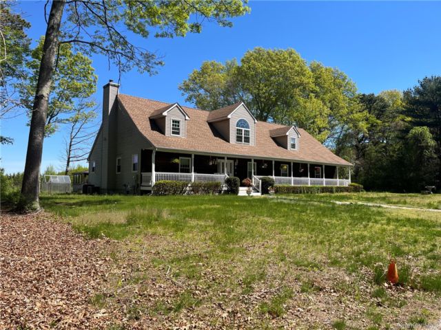  4 BR,  4.00 BTH &nbsp;Exp cape style home in Manorville
