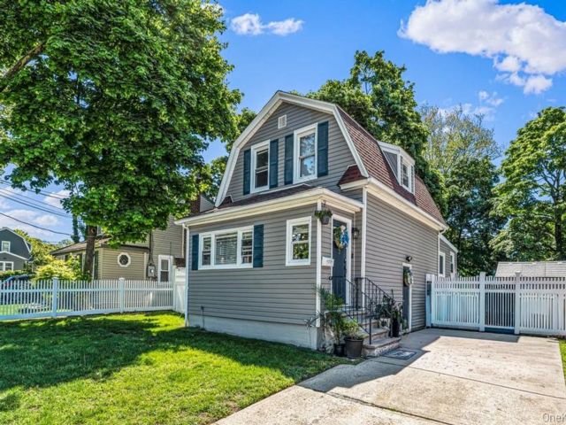  3 BR,  3.00 BTH &nbsp;Colonial style home in Freeport